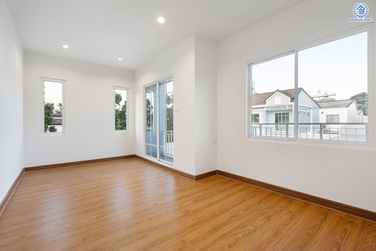 บ้านมือสองตกแต่งใหม่ โครงการ เดอะวิลเลจ แจ้งวัฒนะ-ติวานนท์ หลังมุม เนื้อที่ 58.4 ตร.ว. ดีไซน์ตอบทุกไลฟ์สไตล์ ฟังก์ชัน 3 ห้องนอน 2 ห้องน้ำ จอดรถได้ 2 คัน Living ชั้นล่างกว้างขวาง สามารถกั้นเป็นห้องเพิ่มได้สบาย ๆ บนทำเลติดถนนใหญ่ เชื่อมต่อทุกเส้นทาง ใกล้รถไฟฟ้าสายสีชมพู "สถานีแจ้งวัฒนะ-ปากเกร็ด28" และจุดขึ้นทางด่วน "ศรีสมาน"